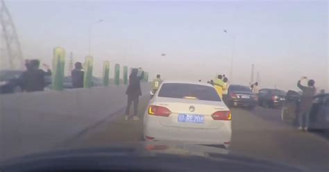 Un Supuesto Ovni Causa Conmoción En Medio De Una Avenida En China Video