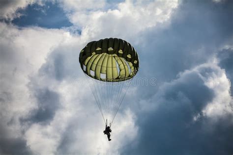 Paraquedista Na Guerra Foto De Stock Imagem 44708743