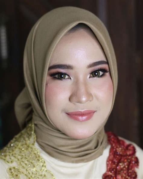 Tutorial Make Up Dan Jilbab Wisuda Saubhaya Makeup