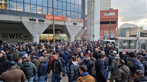 Sampdoria Centinaia Di Tifosi Blucerchiati Alla Manifestazione Davanti