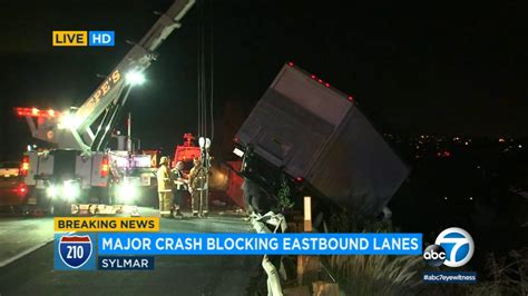 Driver Injured After Box Truck Crashes On 210 Freeway In Sylmar Abc7 Los Angeles