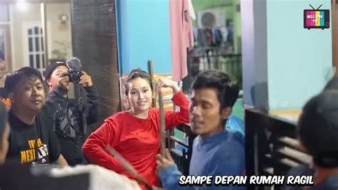 Lebih Pilih Bergaul Dengan Tetangga Ketimbang Artis Ayu Ting Ting