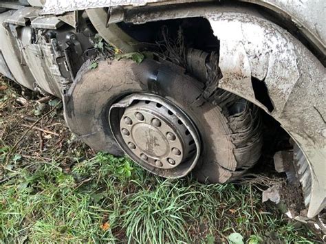 Reifen Geplatzt Lkw Unfall Auf Der A Bei Bargteheide Shz