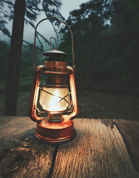 Lámpara de linterna de aceite de gasolina vintage quemando con una luz