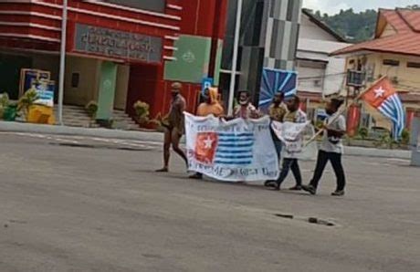 L un des leveurs de drapeau de l Étoile du matin à GOR Cenderawasih est