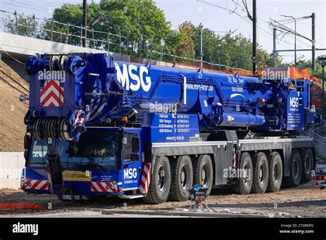 Grúa móvil azul Liebherr LTM 1650 8 1 en obra Fotografía de stock Alamy