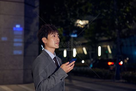 深夜路邊的商務男士圖片素材 圖片尺寸8192 × 5464px 高清圖案507696798