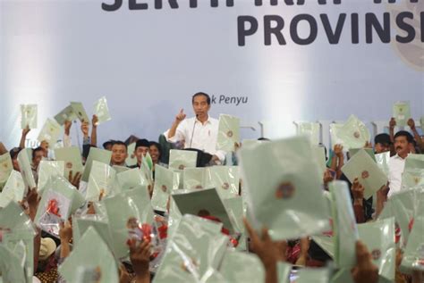 Presiden Jokowi Bagikan 2 000 Sertifikat Hasil PTSL Dan Redistribusi