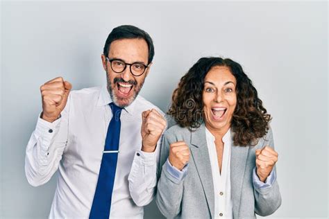 Pareja De Mujeres Hispanas De Mediana Edad Y Hombres Con Uniforme De