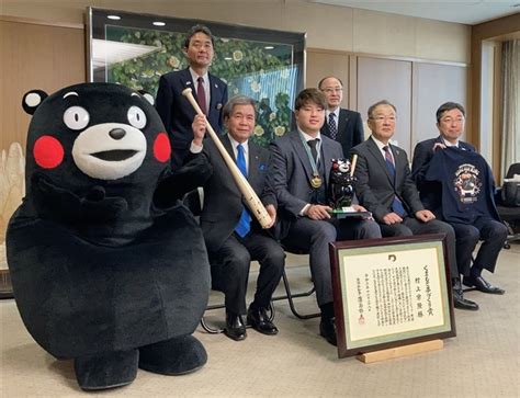 くまもと夢づくり賞を受けた村上宗隆選手（前列中央） 侍ジャパンの村上選手に「夢づくり賞」 金メダルで熊本県贈呈 写真・画像11