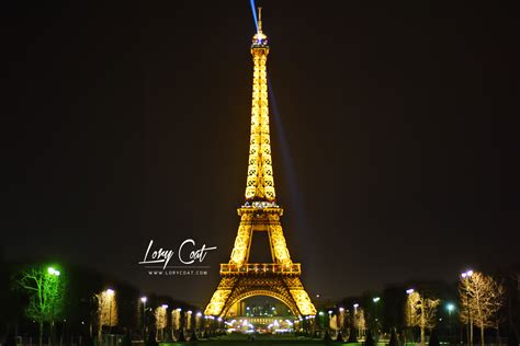 La Tour Eiffel By Night à Paris En France Lory Coat