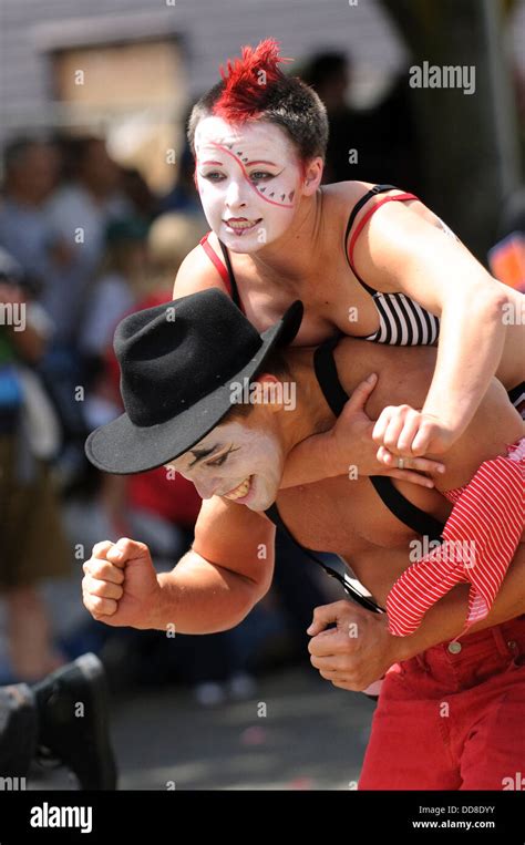 Zwei Pantomimen In Seattles Fremont Solstice Parade Stockfotografie Alamy