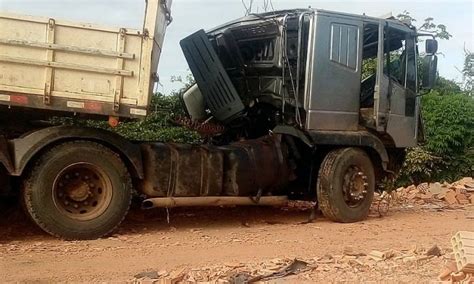 Acidente Envolvendo Caminh O Carregado De Tijolo Deixa Um Morto Na Br