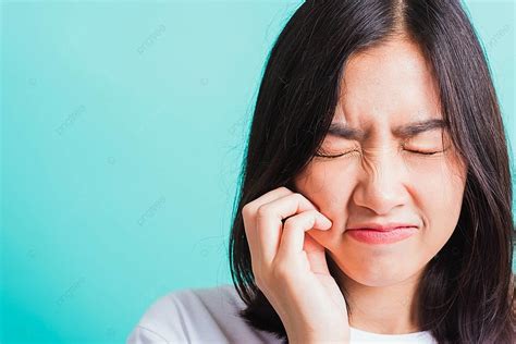 Fundo Uma Mulher Feliz Aparelho Dent Rio Nos Dentes Sorrindo E