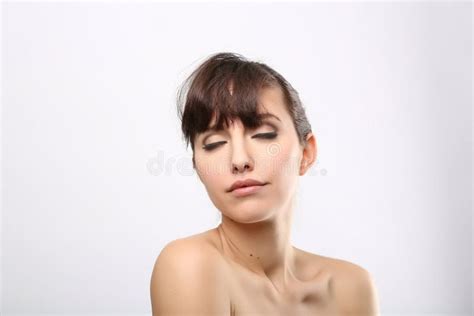 Retrato Delantero De La Mujer Con La Cara De La Belleza Foto De Archivo