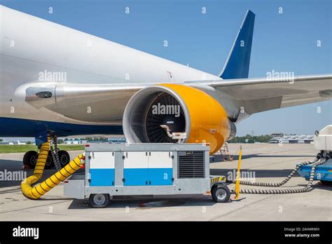 Transporte de carga comercial grande y moderno avión estacionado en la