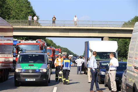 Schwerer Lkw Unfall auf A3 sorgt für Vollsperrung Bildergalerie