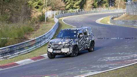 Yeni Land Rover Defender Nürburgringde test edilirken yakalandı