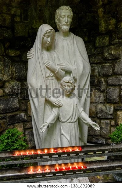 8 Mary Joseph Jesus Sculpture Dark Light Images, Stock Photos, 3D ...