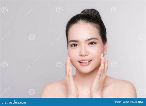 Portrait Belle Femme Spa Touchant Son Visage Image Stock Image Du