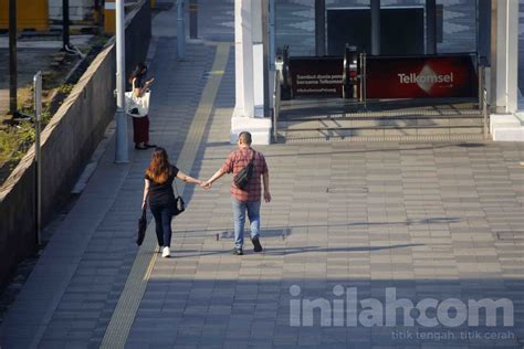 Foto Saat Pejalan Kaki Menyusuri Trotoar Jalan Sudirman Thamrin Jakarta