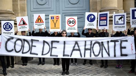 Loi immigration manifestation à Paris près de l Assemblée nationale