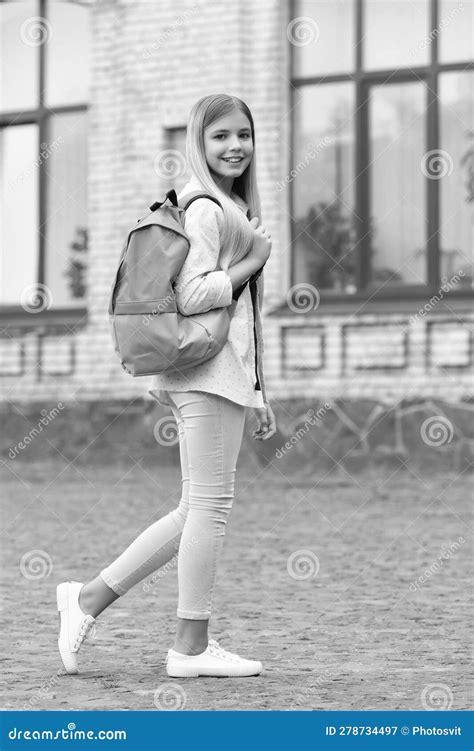 Garota Feliz Indo Para A Escola Adolescente De Volta à Escola