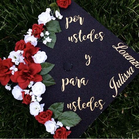 My graduation cap in Spanish RN flowers Por ustedes Decoración