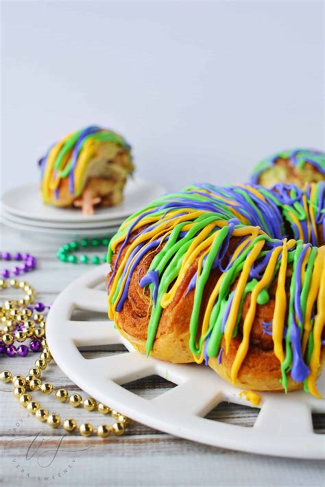 Easy King Cake Recipe For Mardi Gras - Cinnamon Roll King Cake