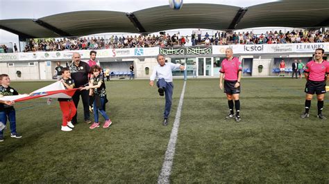 Revilla Realiza El Saque De Honor Del Derbi C Ntabro De Rugby Con