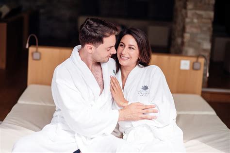 8 Best Couples Therapy Retreats For Deeper Love and Connection