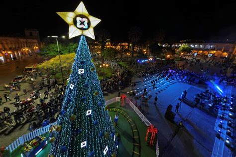 Caja Arequipa realizó encendido de árbol navideño Gan Más