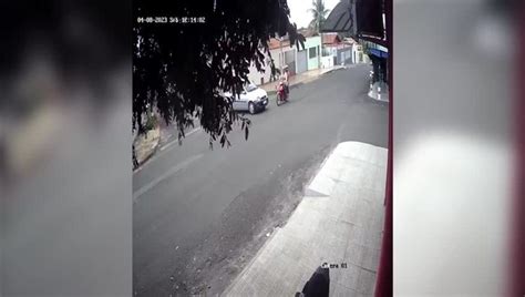 M E E Filha Em Moto S O Atingidas Em Cheio Por Carro Em Alta Velocidade