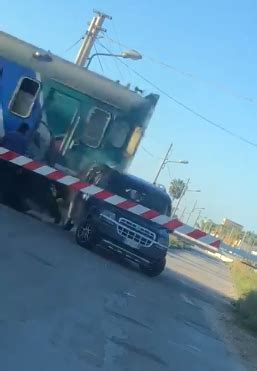 Mazara Del Vallo Auto Bloccata Tra Le Sbarre Del Passaggio A Livello