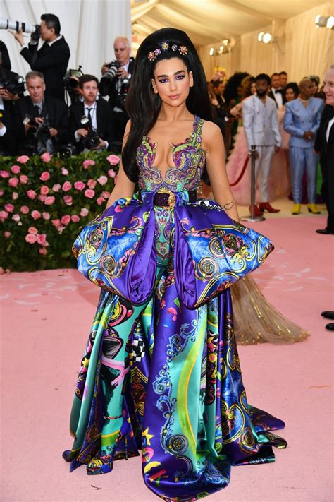 Foto Dua Lipa Foi Um Vestido Decotado E Todo Estampado Em Um Look