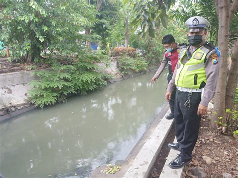 Polsek Semampir Cek Ketinggian Air Sungai Pegirian Waspada Potensi Banjir