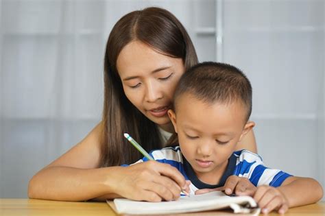 Madre Toma De La Mano A Su Hijo Para Practicar La Escritura De Cartas