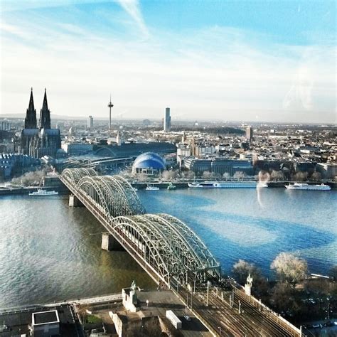 Vista de alto ângulo da ponte hohenzollern sobre o rio reno na cidade