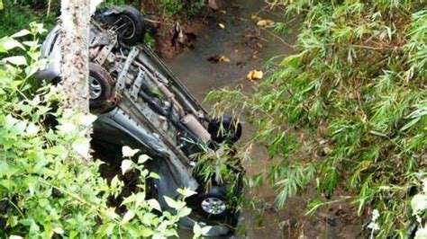 Jalan Sempit Mobil Berpenumpang Satu Keluarga Di Gondang Sragen Terjun