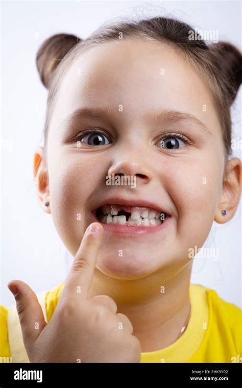 Petite Fille Avec Un Doigt Dans La Bouche Banque De Photographies Et D