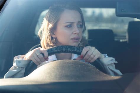 La Mujer Conduce Su Auto Por Primera Vez Trata De Evitar Un Accidente