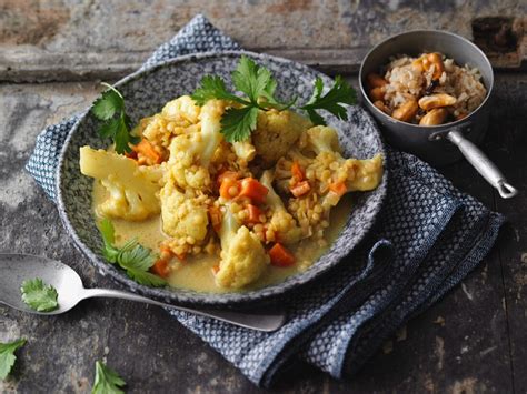 Blumenkohl Linsen Curry Mit Cashewreis Bilder Kaufen Stockfood