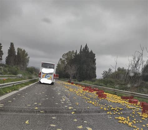 Camion Perde Il Carico Autostrada Messina Catania Invasa Dai Limoni