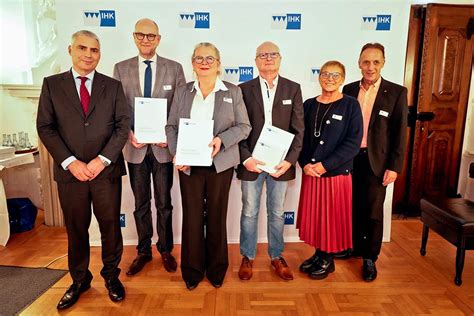 Ihk Ehrt Forchheimer Pr Ferinnen Und Pr Fer F R Langj Hriges Engagement