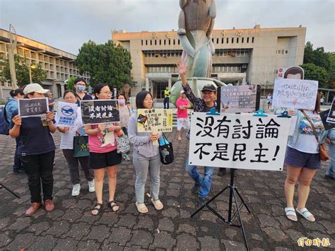 「青鳥行動」南投縣民不缺席！ 草屯演藝中心民眾舉牌抗議 南投縣 自由時報電子報