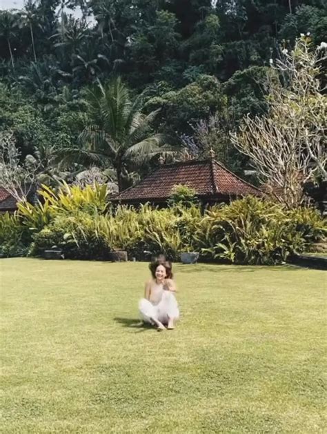 6 Potret Gaya Serasi Enzy Storia Dan Molen Kasetra Saat Honeymoon Di