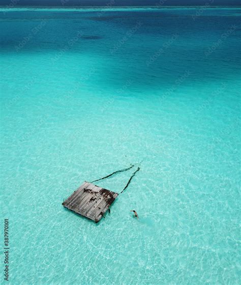 Aerial view of Pontoon in the crystal clear ocean in the Maldives ...