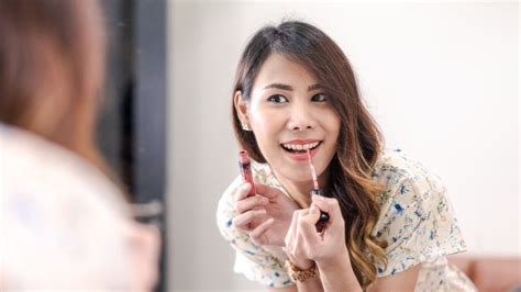 Begini Cara Pakai Nude Lipstick Untuk Tampilan Bibir Menarik