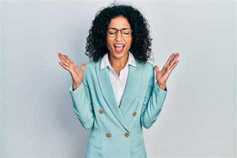 Giovane Latina Con Vestiti Da Lavoro E Occhiali Per Festeggiare Pazza E Pazza Per Il Successo