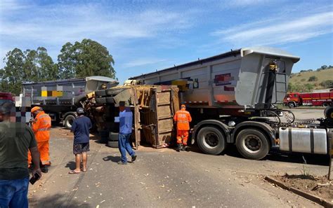 Motorista perde controle de caminhão sobe em barranco tomba e bate em